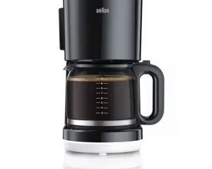 dada-0741 - مؤسسة العبقري الصغير للتجارة الالكترونية Braun drip coffee maker with a glass carafe filled with dark coffee and measurement marks on the side, white base and black handle.